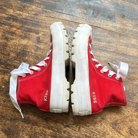 Custom Chuck Taylor All Star Lugged Platform
Red Customized with the word Kiss - Picture 11 of 11